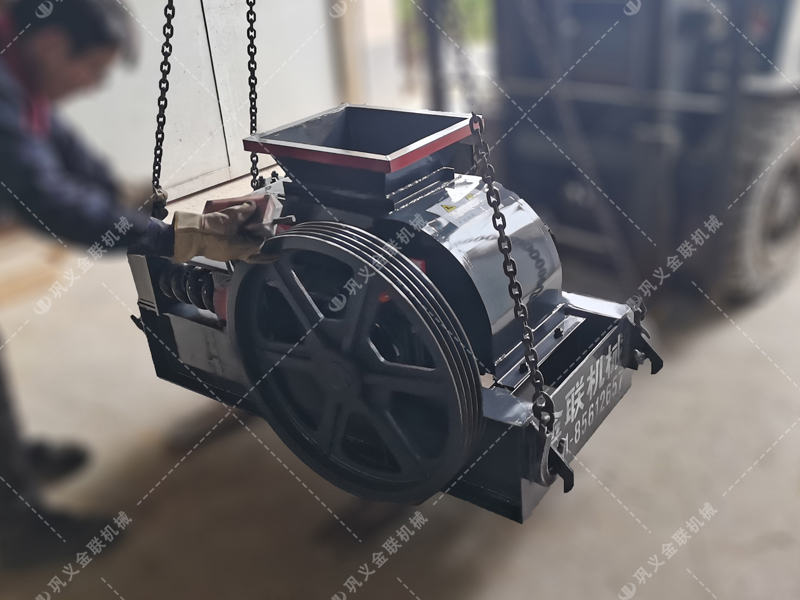 2PCG400*250小型雙齒輥破碎機(jī)發(fā)往烏魯木齊破碎玻璃