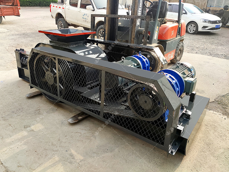 小型對輥破碎機(jī)發(fā)往廣西破碎沙子