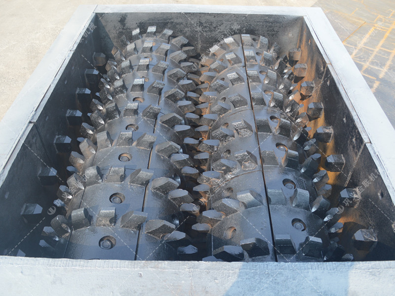 2PLF80/200強(qiáng)力分級雙齒輥破碎機(jī)發(fā)往山東淄博破碎煤炭