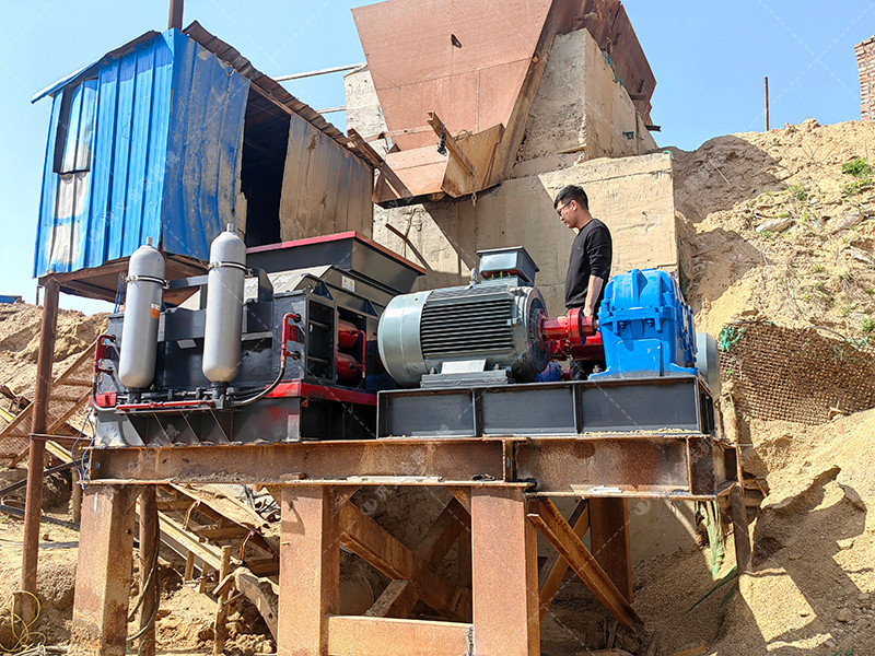 四川綿陽鵝卵石生產(chǎn)線現(xiàn)場-1210連軸對輥破碎機(jī)