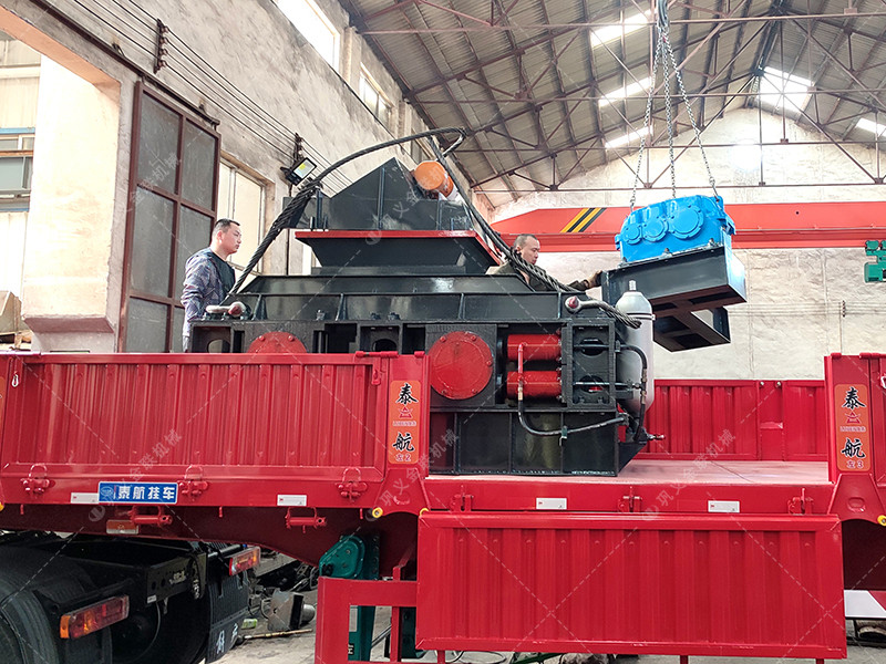 2PG1000x700中型制砂設(shè)備液壓對(duì)輥制砂機(jī)發(fā)往湖南