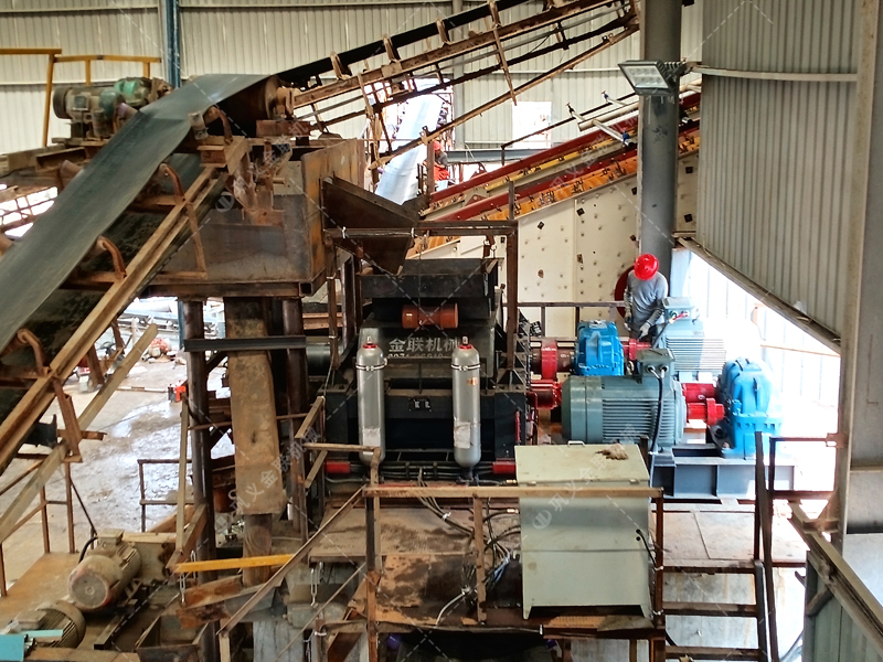 硅礦石對輥制砂機(jī)：180噸/時高效能，如何選擇實(shí)力廠家是關(guān)鍵