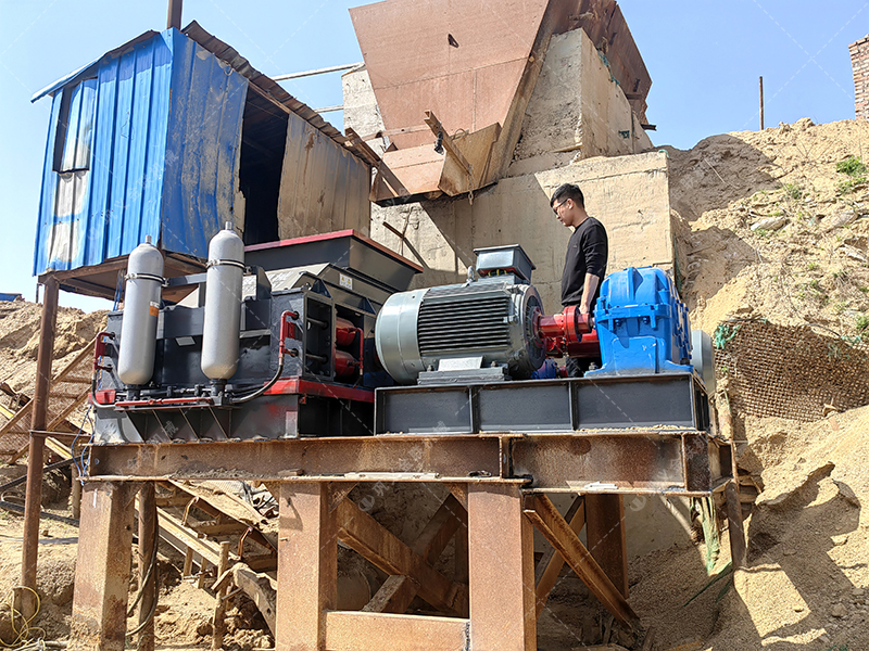 青石制砂難題多？對輥破碎機(jī)如何輕松應(yīng)對？